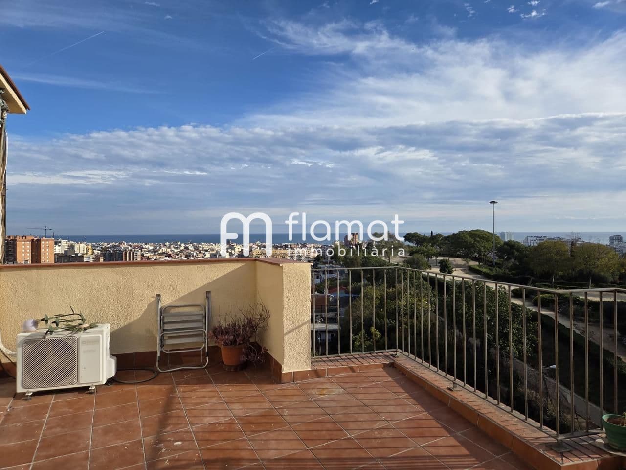 DUPLEX CON TRES TERRAZAS Y ASCENSOR EN BADALONA